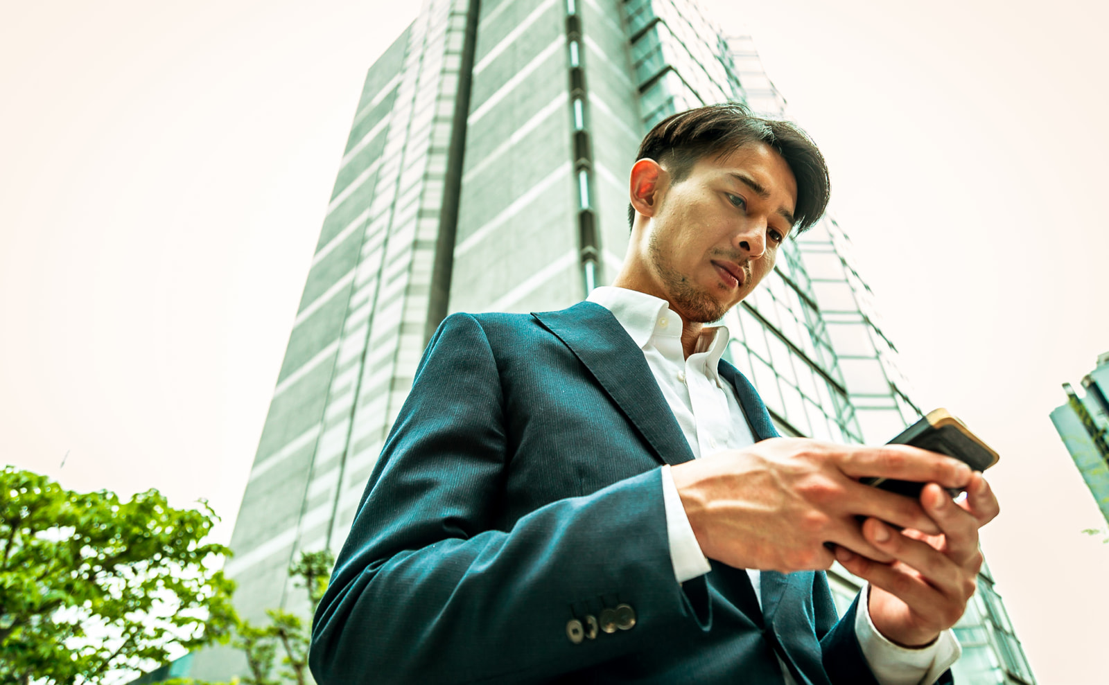 上司がメールを開く