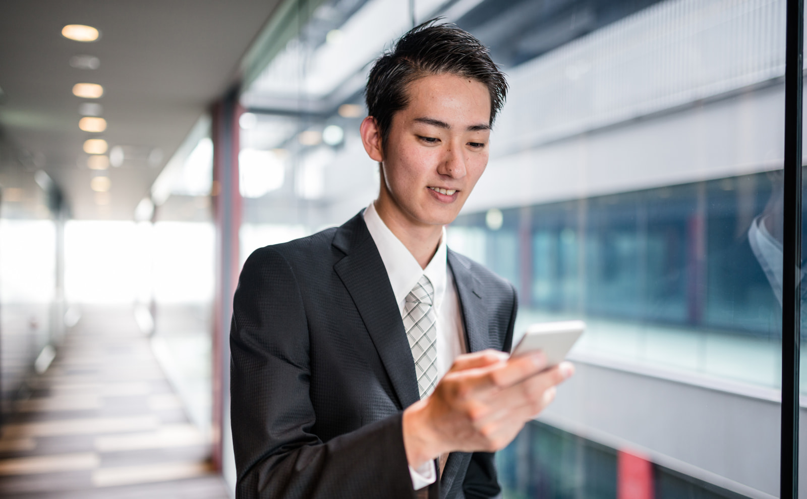 部下がメールを開く